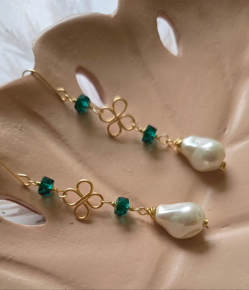 Pearl and emerald glass beaded earrings