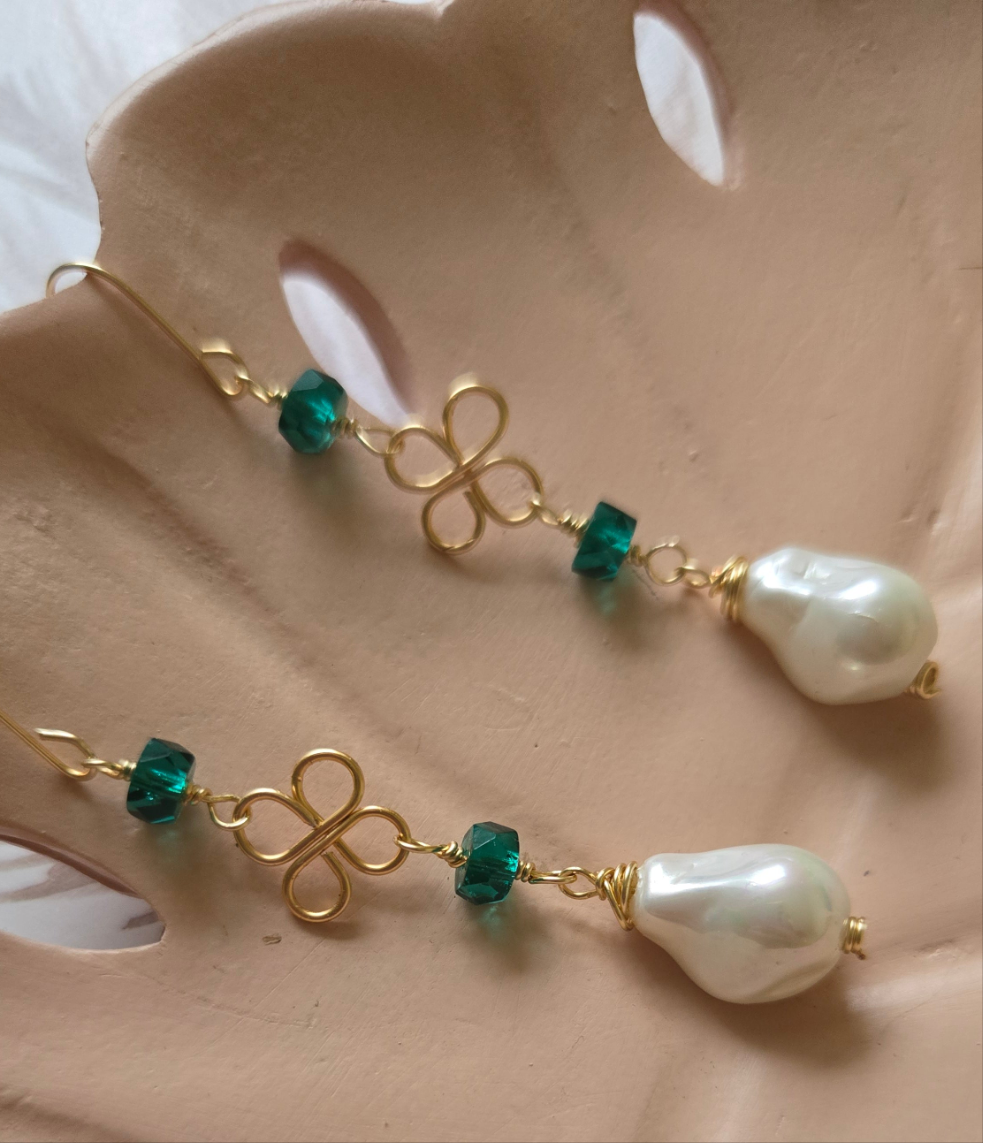 Pearl and emerald glass beaded earrings